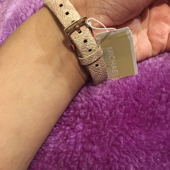 🆕Michael Kors Watch with studs and mk logo strap - Picture 5 of 7